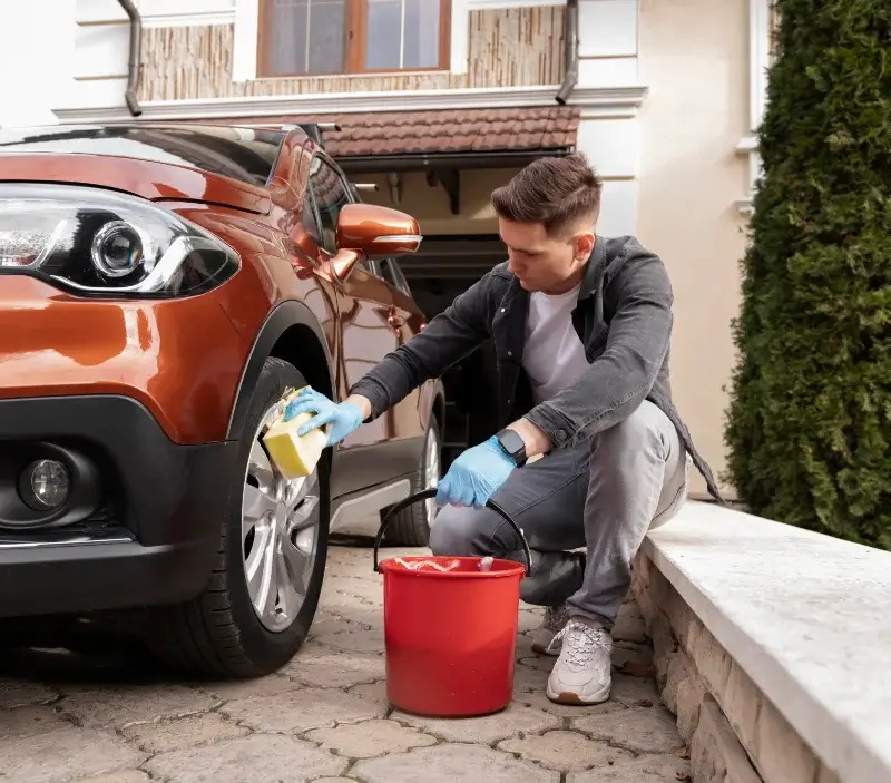 Lavage auto à domicile Soulgé-sur-Ouette : professionnel intervenant sur un véhicule